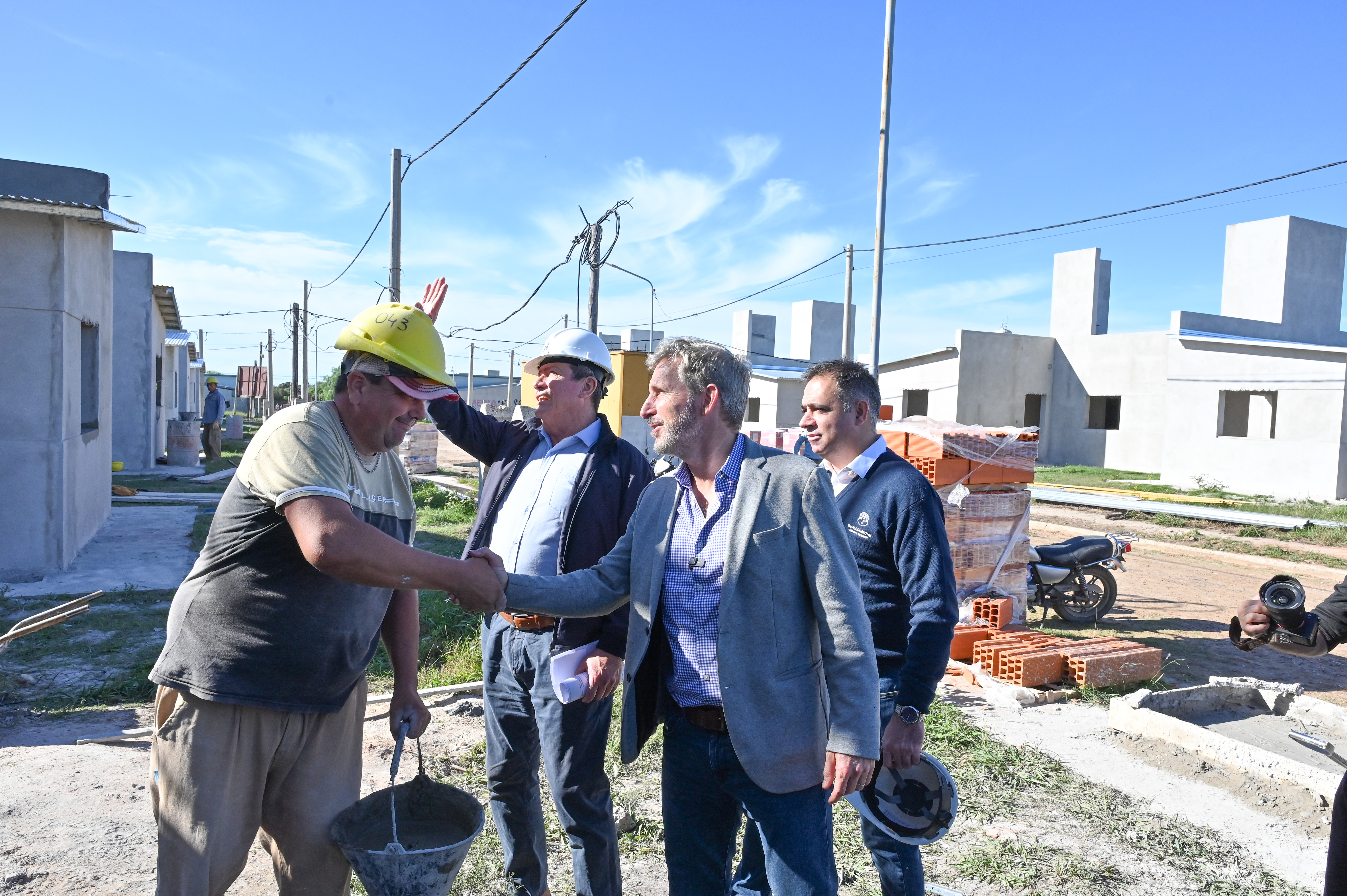 Imagen de noticia El gobernador recorrió viviendas en construcción y ratificó la finalización de obras habitacionales en Gualeguaychú