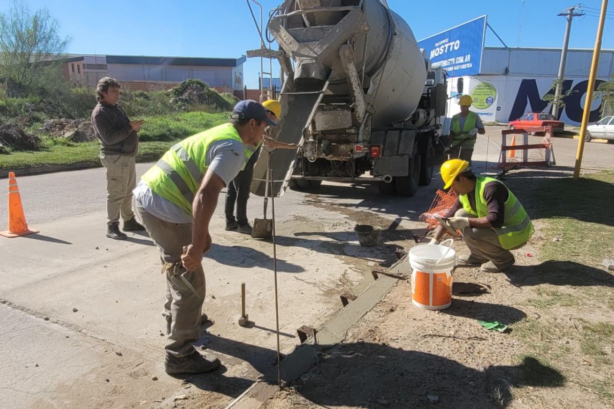 Imagen de noticia En Gualeguaychú se profundiza el mantenimiento de cordones y estructura vial
