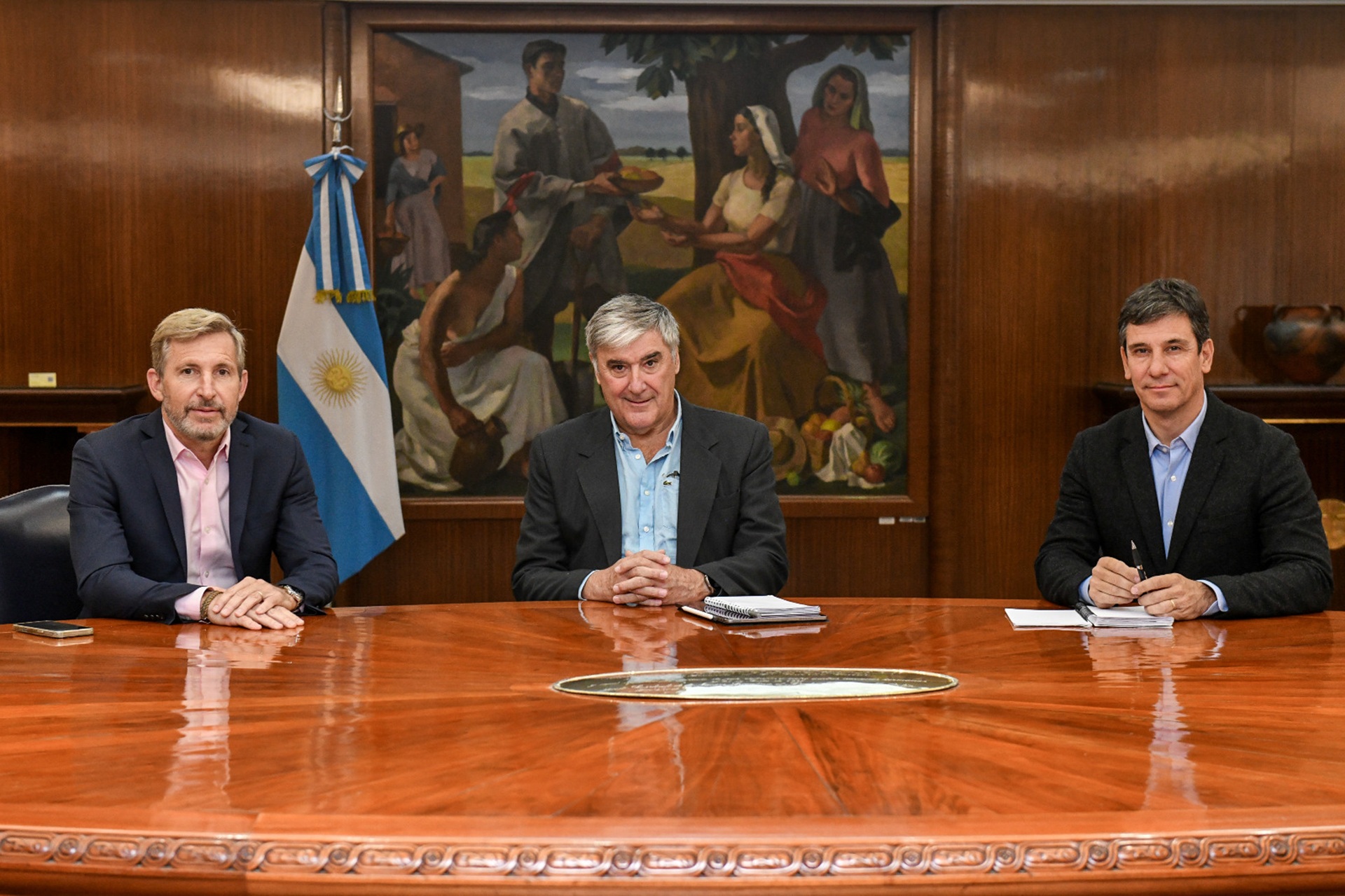 Imagen de noticia Frigerio mantuvo una reunión de trabajo con Luis Caputo y funcionarios del Ministerio de Economía de Nación