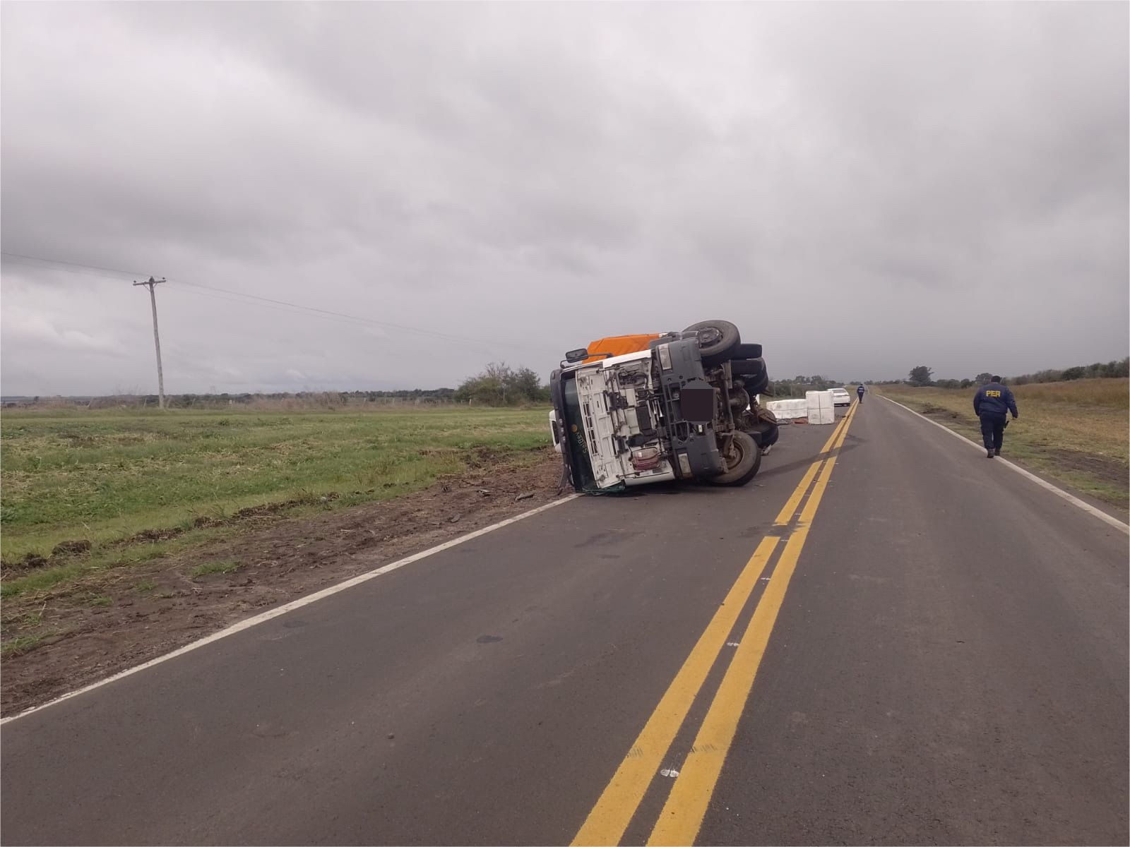 Imagen de noticia Volcó un camión que transportaba pasta de papel y el tránsito estuvo parcialmente interrumpido