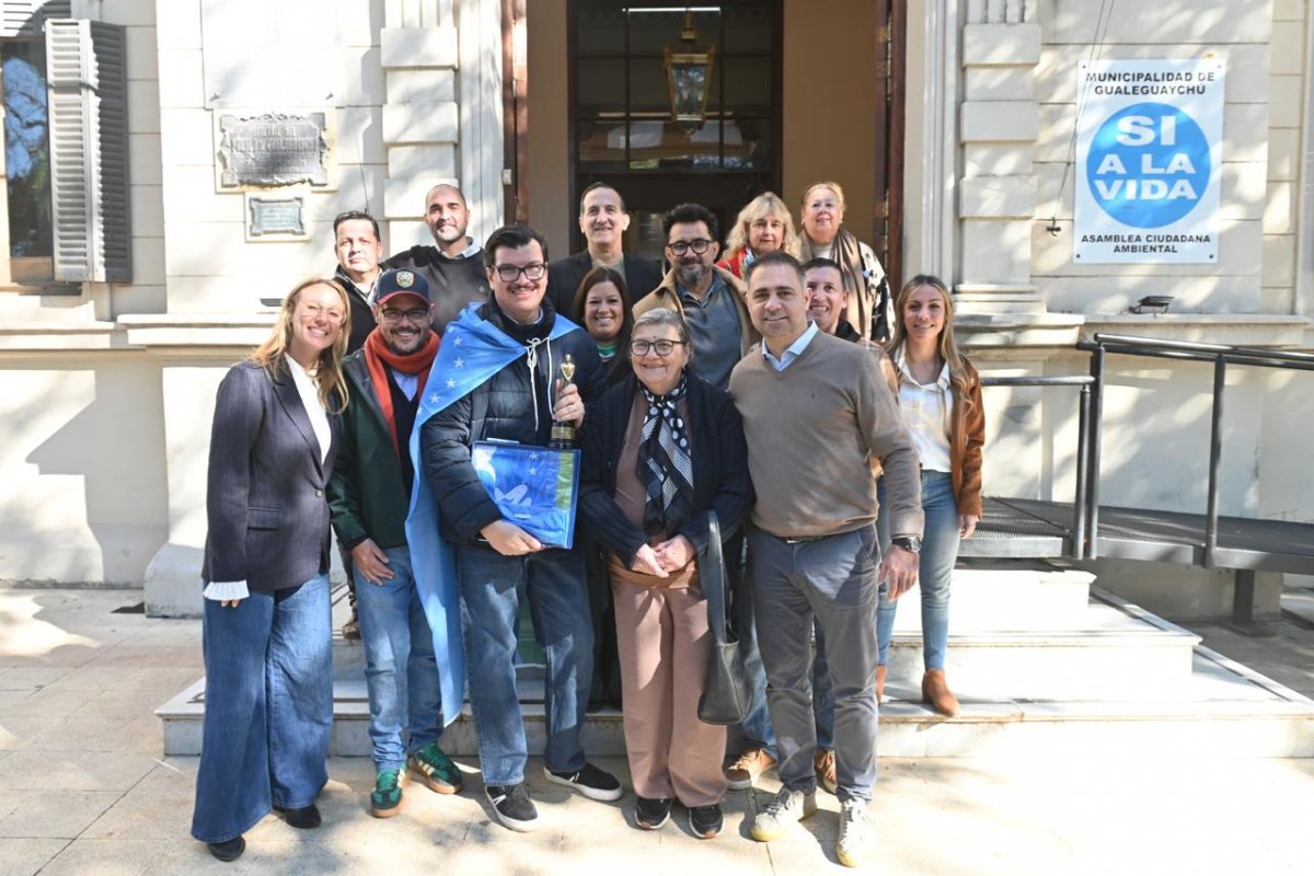 Imagen de noticia Davico recibió a Gervasio Larrivey tras ganar el Martín Fierro como Mejor Maquillador