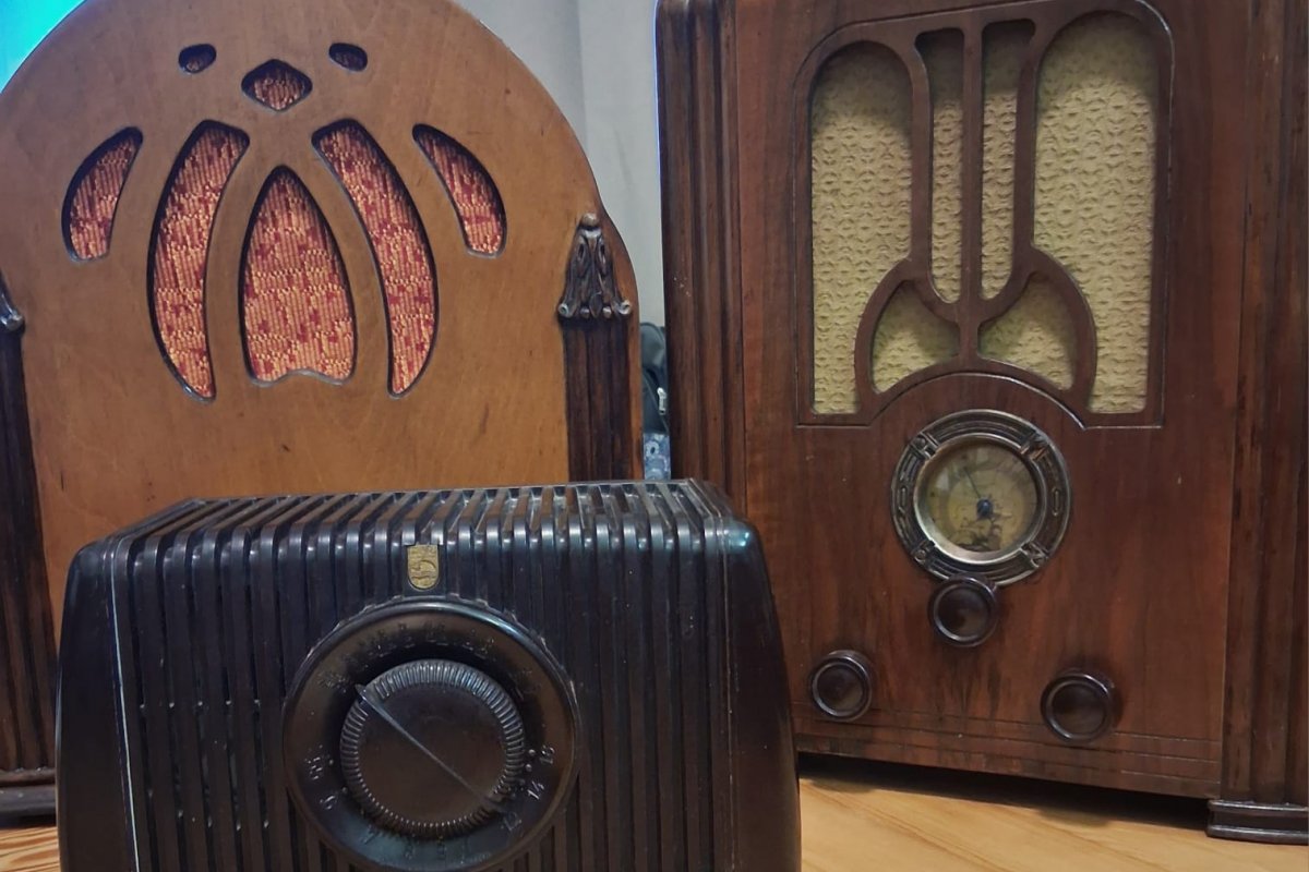 El Museo de la Memoria Popular inaugura una muestra de radios antiguas en Casa De Deken