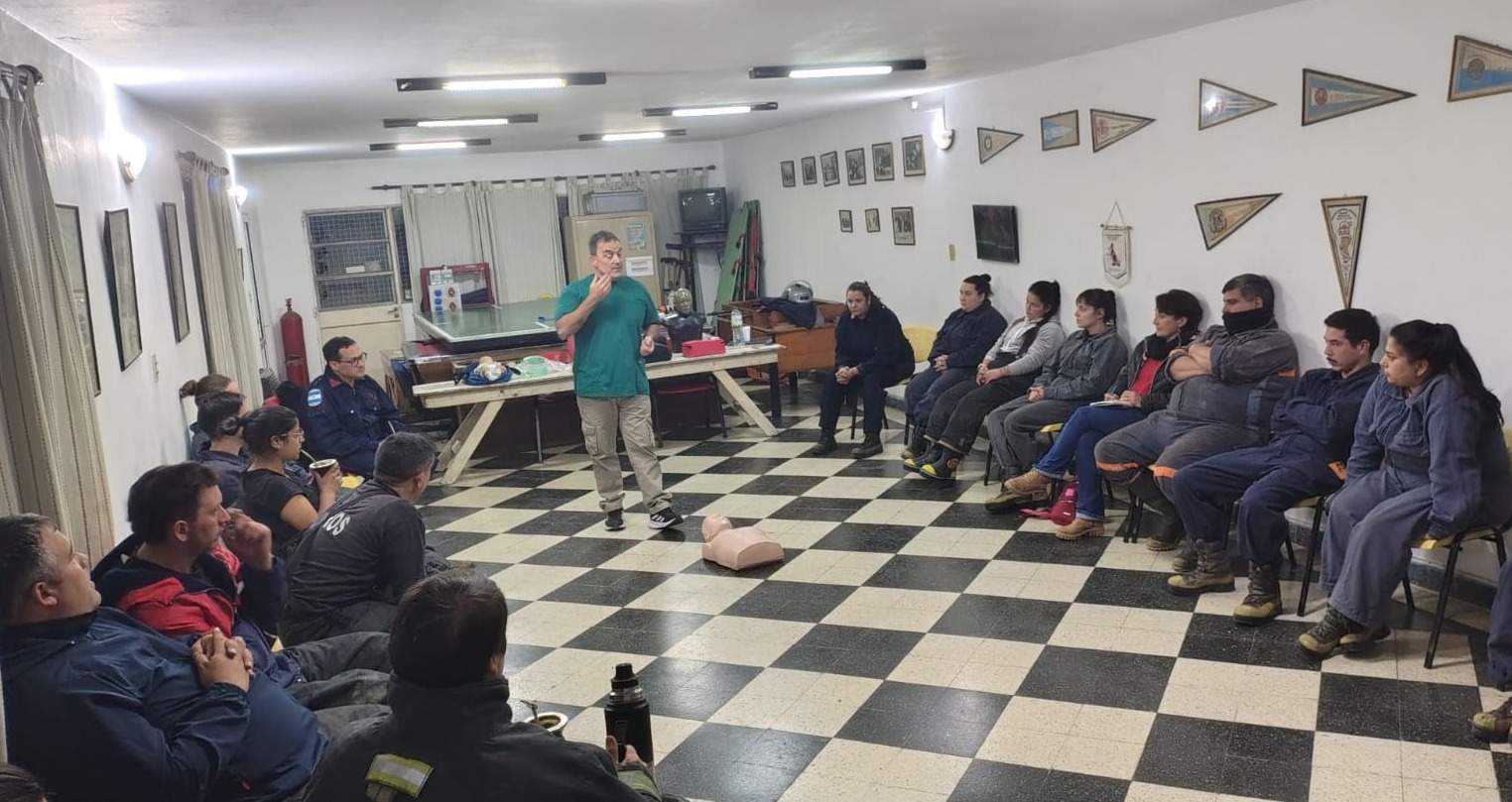 Imagen de noticia Bomberos Voluntarios recibieron capacitación en RCP y uso de desfibriladores