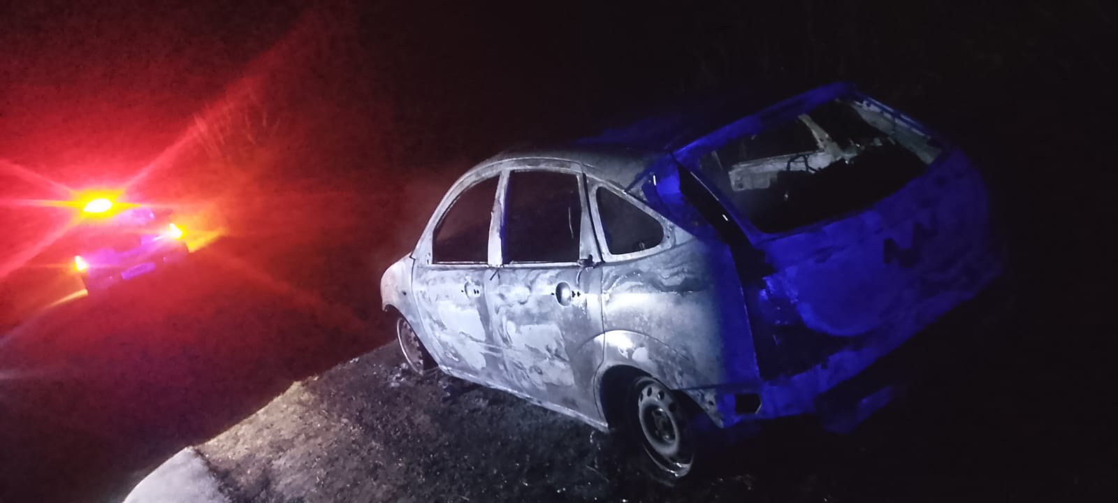 Imagen de noticia  Un auto se incendió por completo en el acceso a Ibicuy y trabajaron bomberos de Ceibas