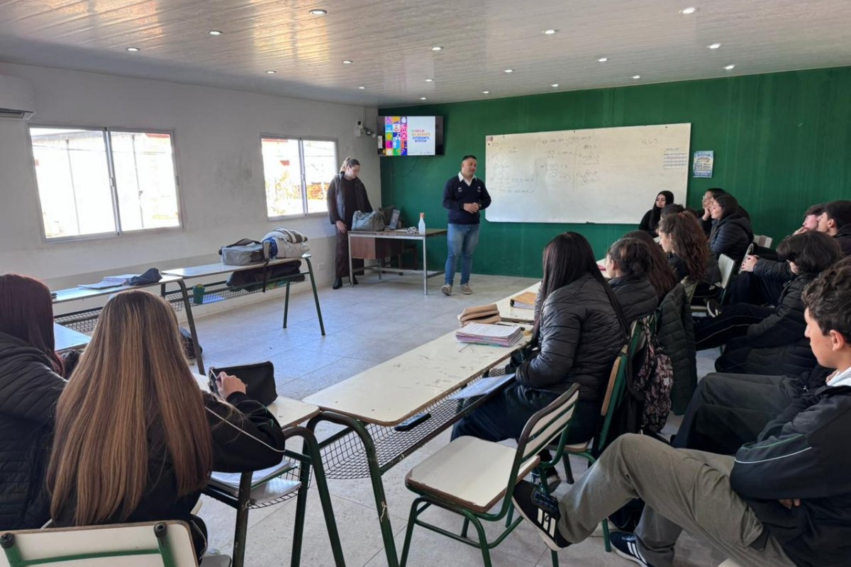 Imagen de noticia Comenzaron las charlas sobre el Concejo Deliberante Estudiantil en las escuelas