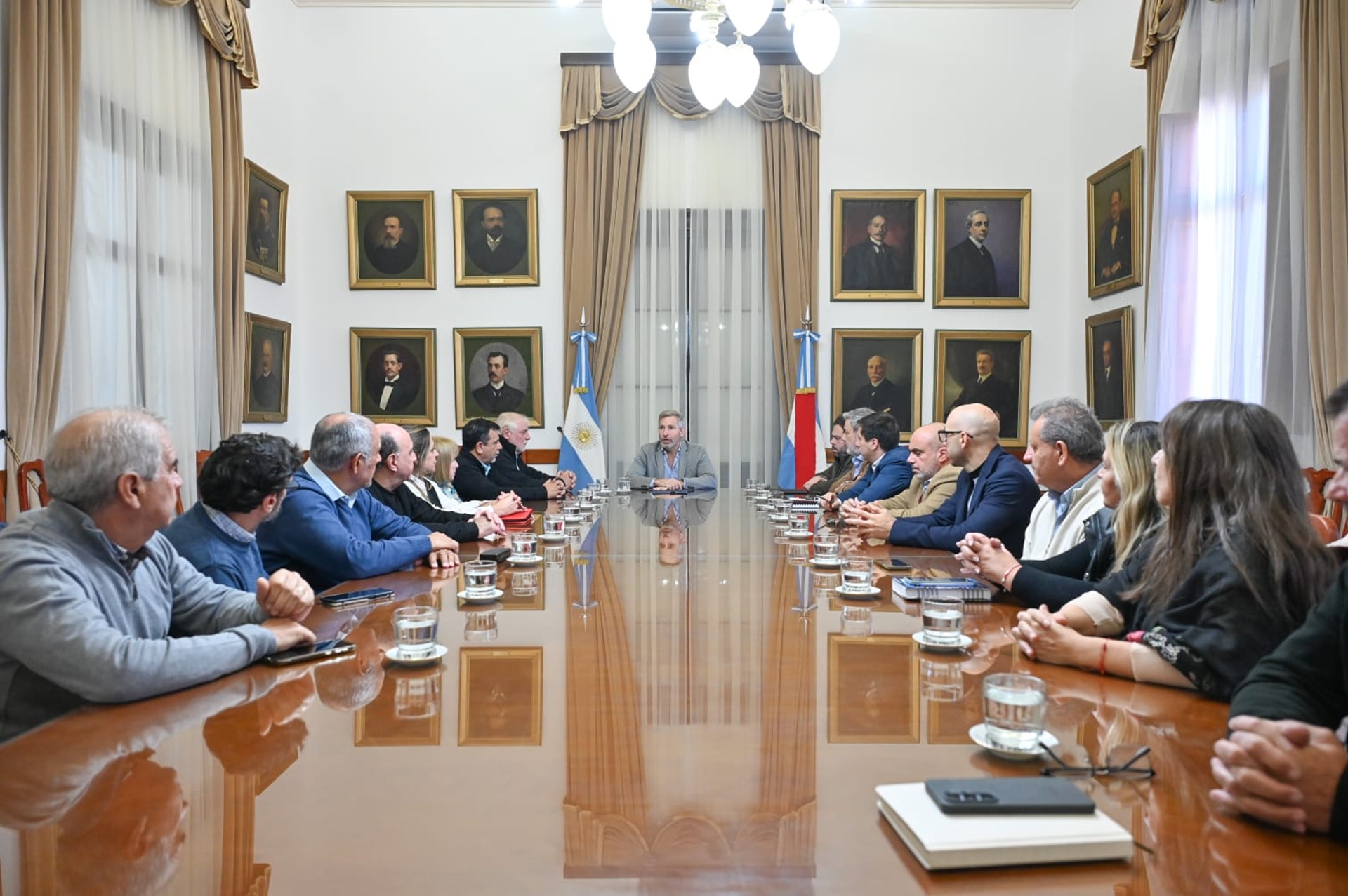 Imagen de noticia Con el aporte de los gremios, el Poder Ejecutivo envía a la Legislatura el proyecto de reforma de la Caja de Jubilaciones