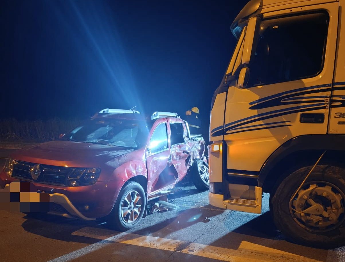 Imagen de noticia Tres personas hospitalizadas tras un choque entre un camión y una camioneta en Carbó