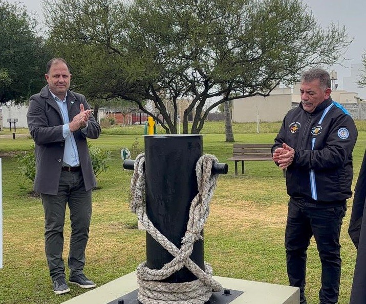 Imagen de noticia La Plaza Héroes de Malvinas incorporó una histórica pieza del portaaviones ARA 25 de Mayo