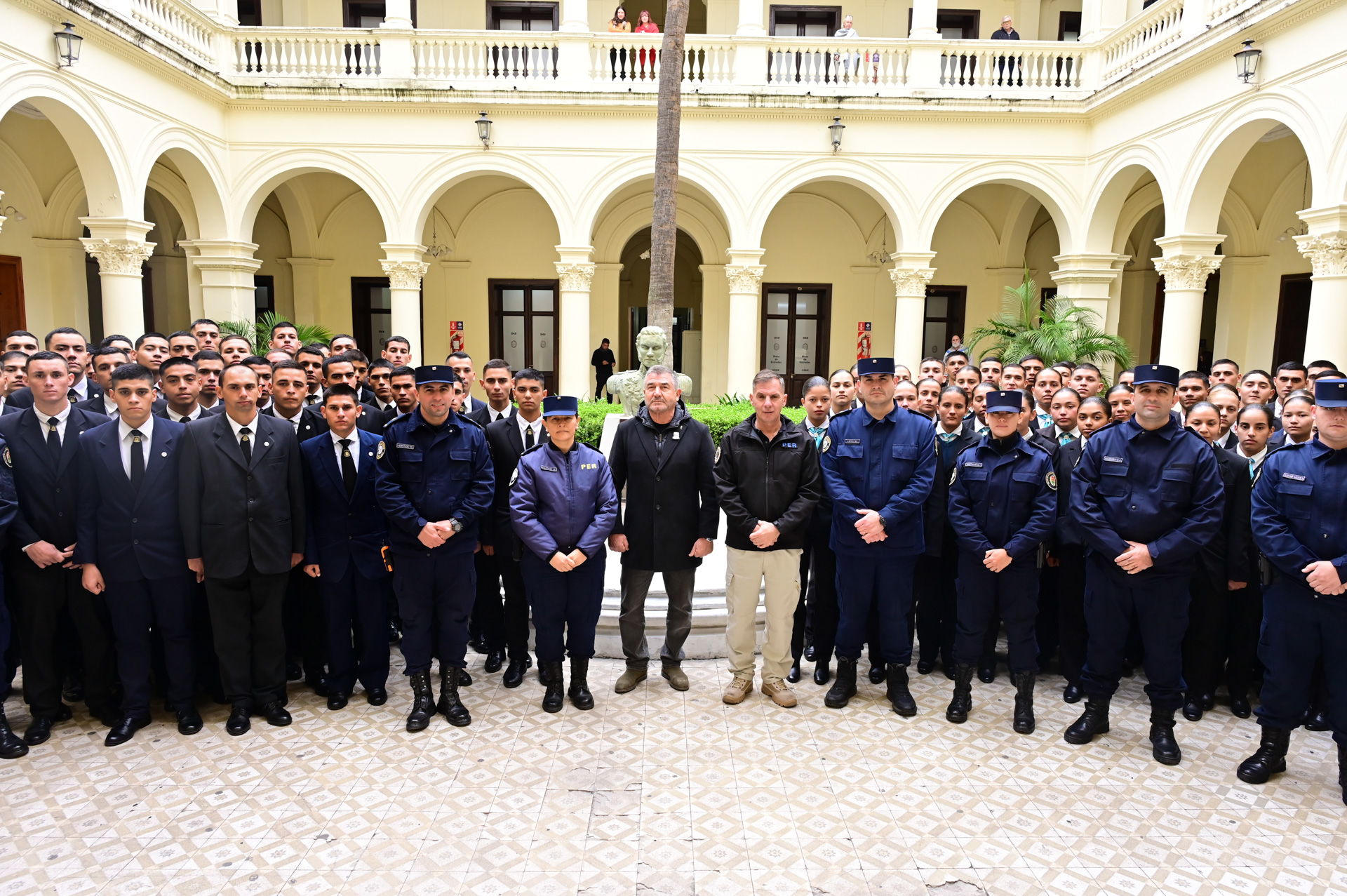 Imagen de noticia En el marco de su formación profesional futuros oficiales de policía recorrieron la Casa de Gobierno