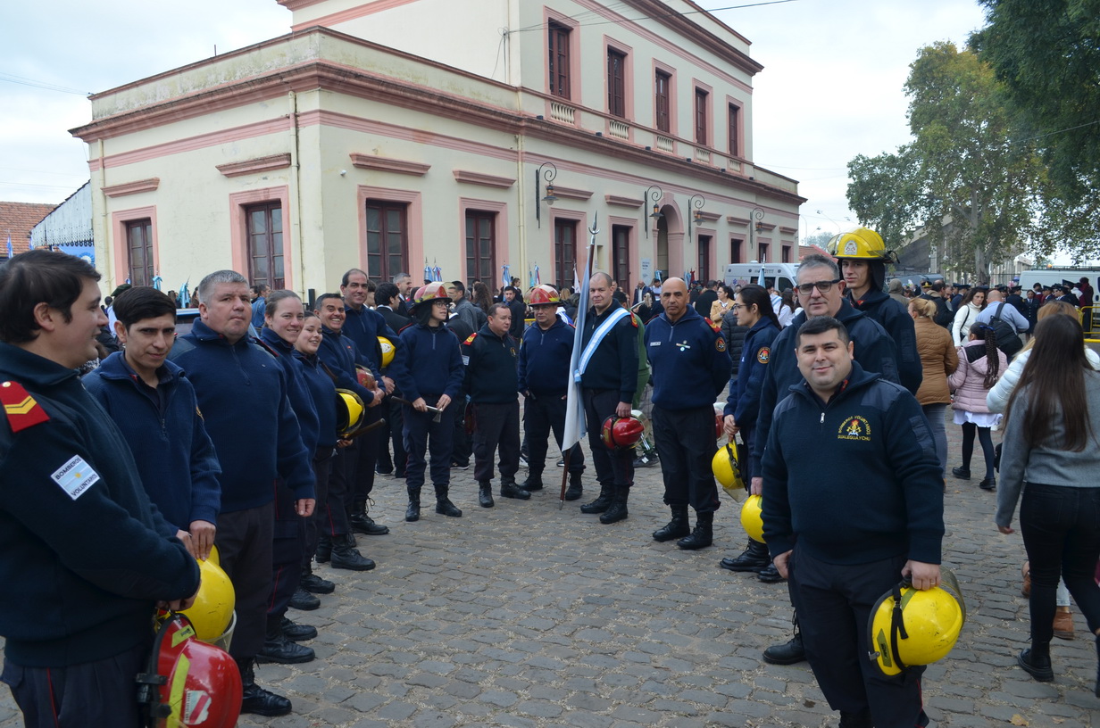 Imagen de noticia Bomberos Voluntarios de Gualeguaychú participaron de los actos oficiales por el 25 de Mayo y desplegaron un operativo preventivo