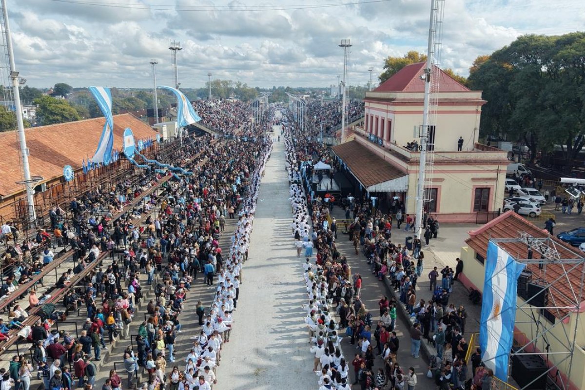 Imagen de noticia Gualeguaychú vivió una multitudinaria Fiesta del 25 de Mayo con desfiles, música y el Pericón más grande del mundo