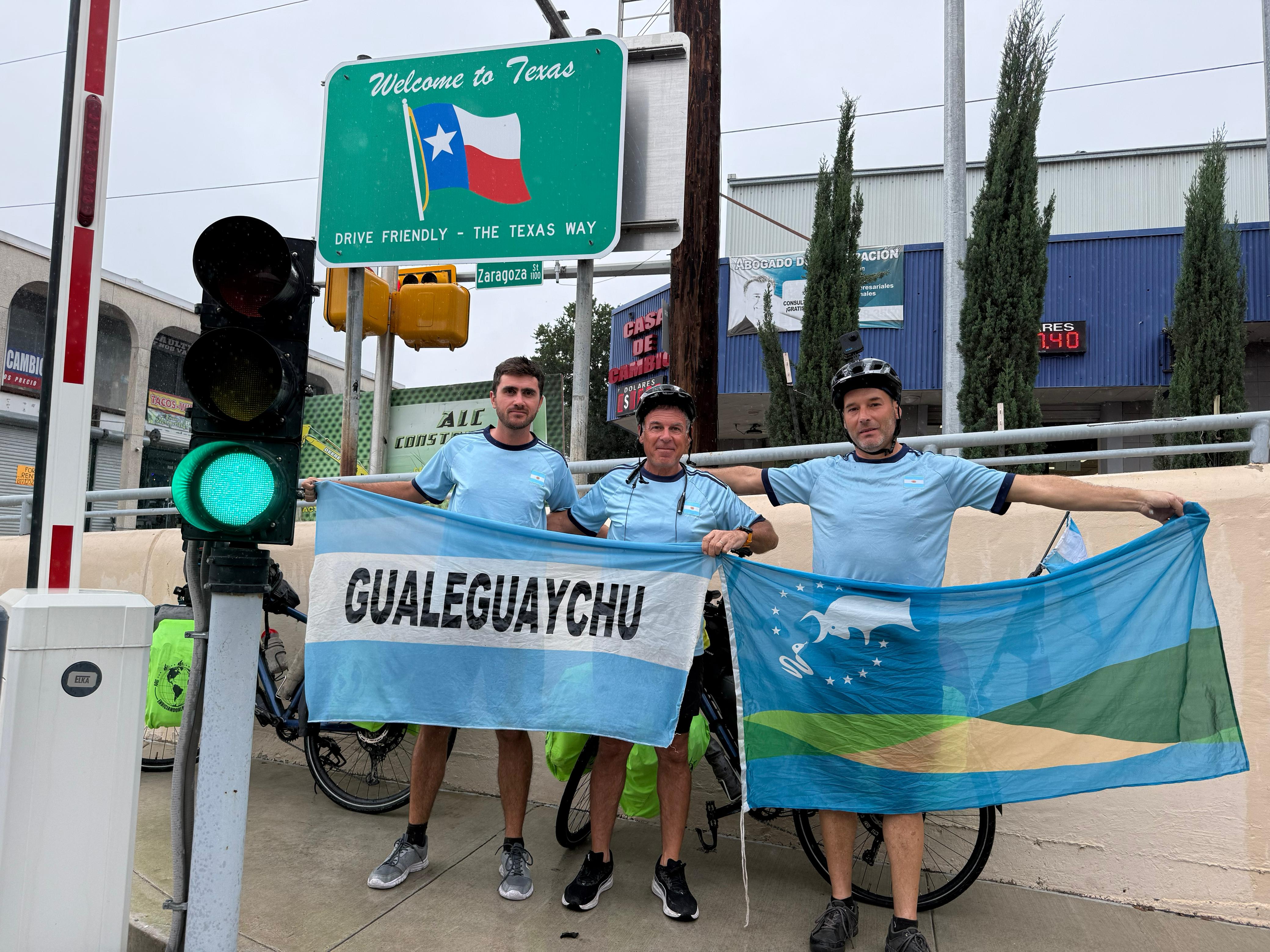 Imagen de noticia Tres gualeguaychuenses llegaron a Estados Unidos tras recorrer más de 17 mil kilómetros en bicicleta para alentar a la Selección
