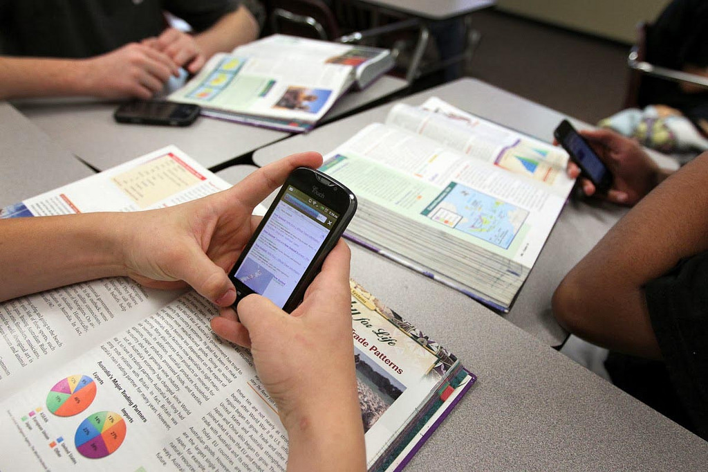 Impulsan una ley para limitar el uso de celulares en las escuelas entrerrianas