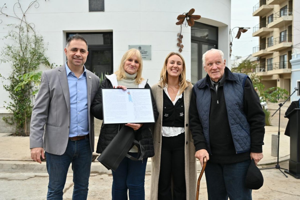 Imagen de noticia Gualeguaychú homenajeó a Carlos Mosto con nueva señalética en la calle que lleva su nombre