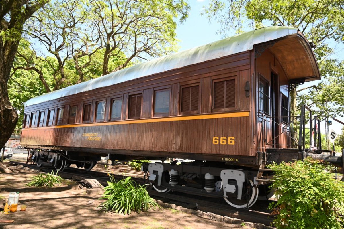 Imagen de noticia Alumnos de la E.E.T. 2 trabajan en la restauración del histórico Coche Reservado del Museo Ferroviario
