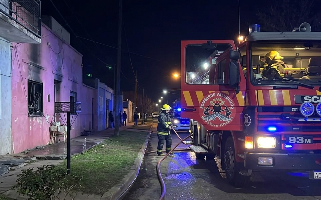 Imagen de noticia Rescataron a una persona durante un incendio y fue trasladada al Hospital Centenario con quemaduras