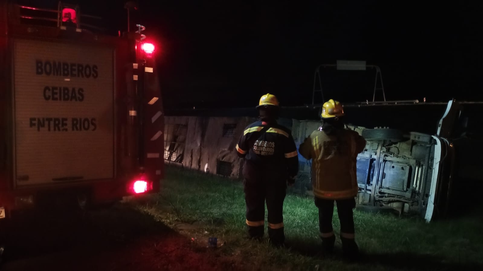 Imagen de noticia Volcó un camión que transportaba vehículos sobre la Autovía 14 y el conductor fue hospitalizado