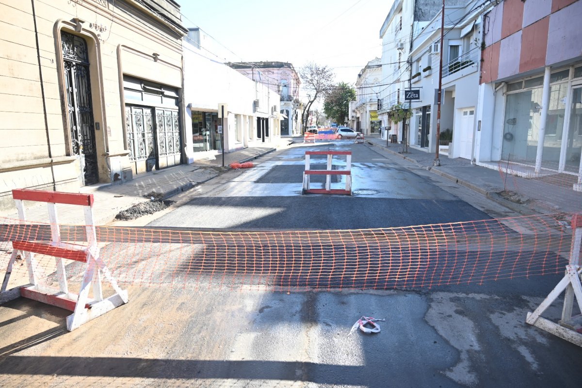 Imagen de noticia Jornada intensa de asfaltado en caliente en calles del centro y alrededores de la ciudad