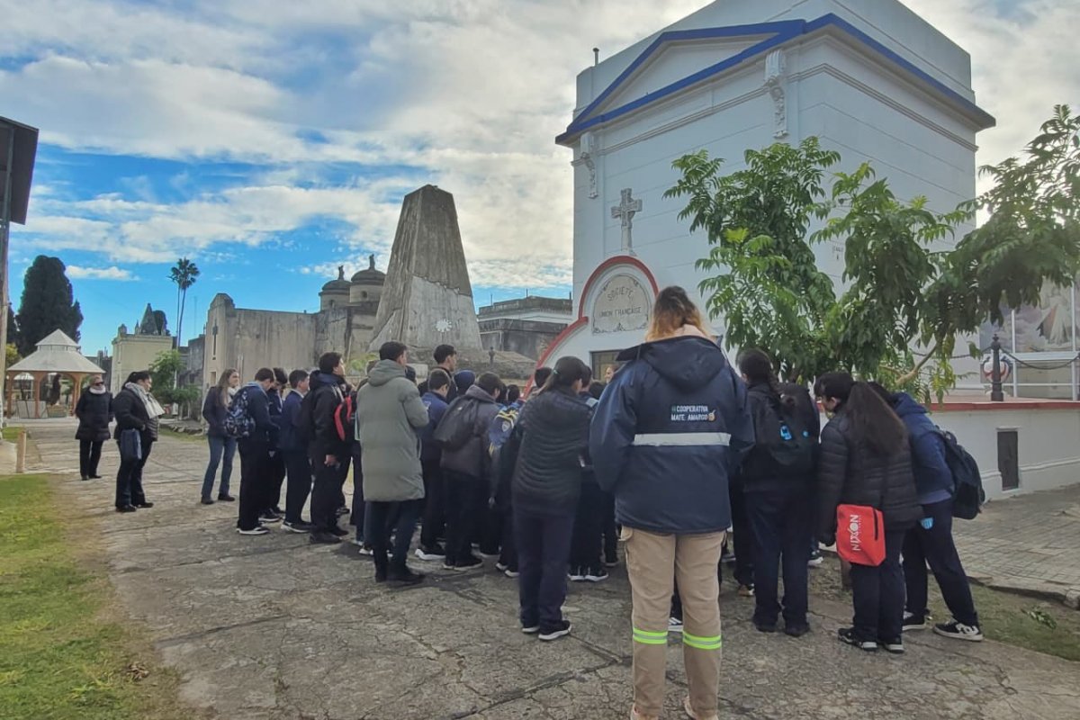 Imagen de noticia El sistema de turnos para visitas guiadas escolares al Cementerio Norte fue digitalizado