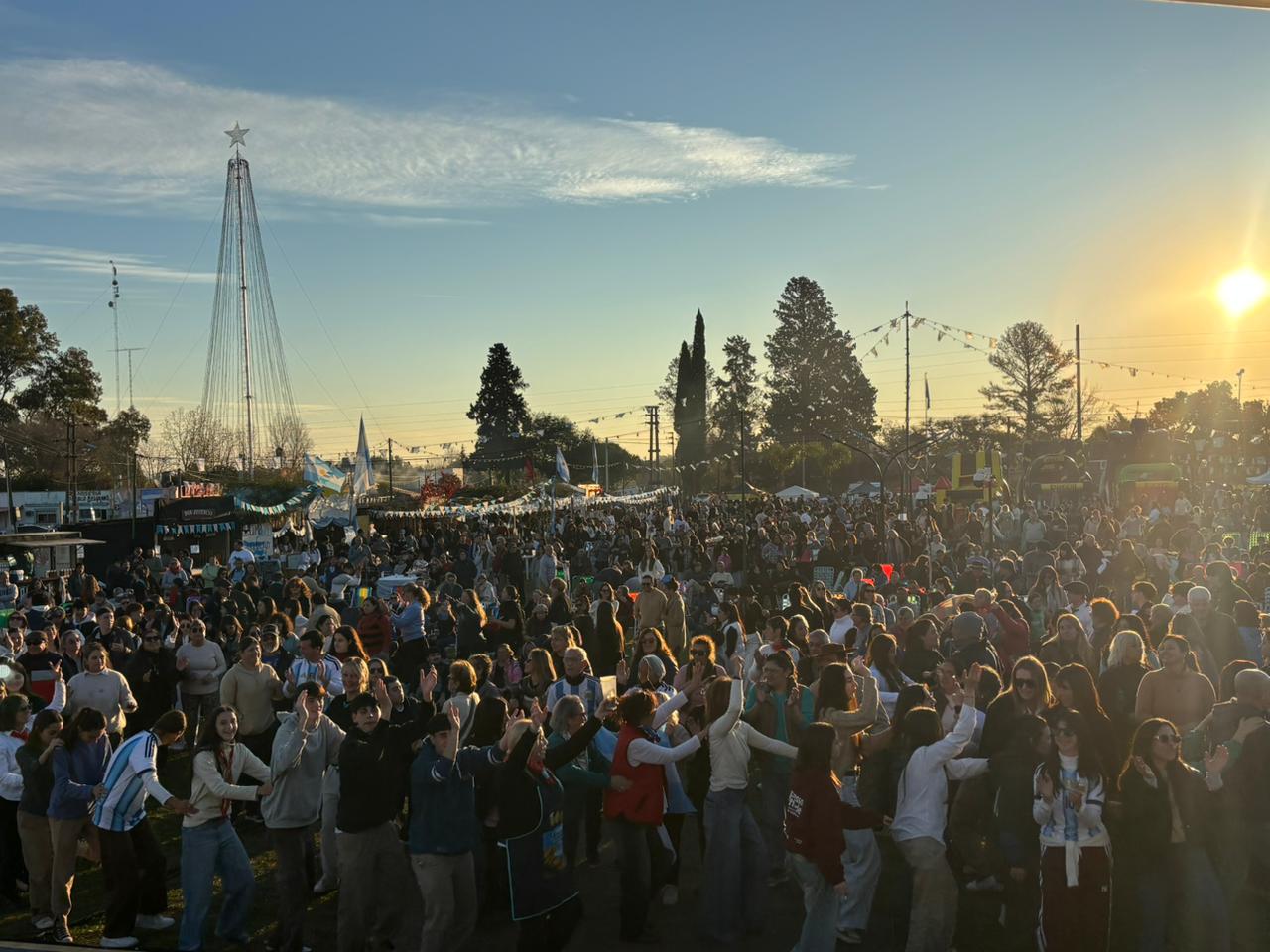 Imagen de noticia Pueblo Belgrano celebró el Día de la Bandera con una multitud y una jornada a pura música