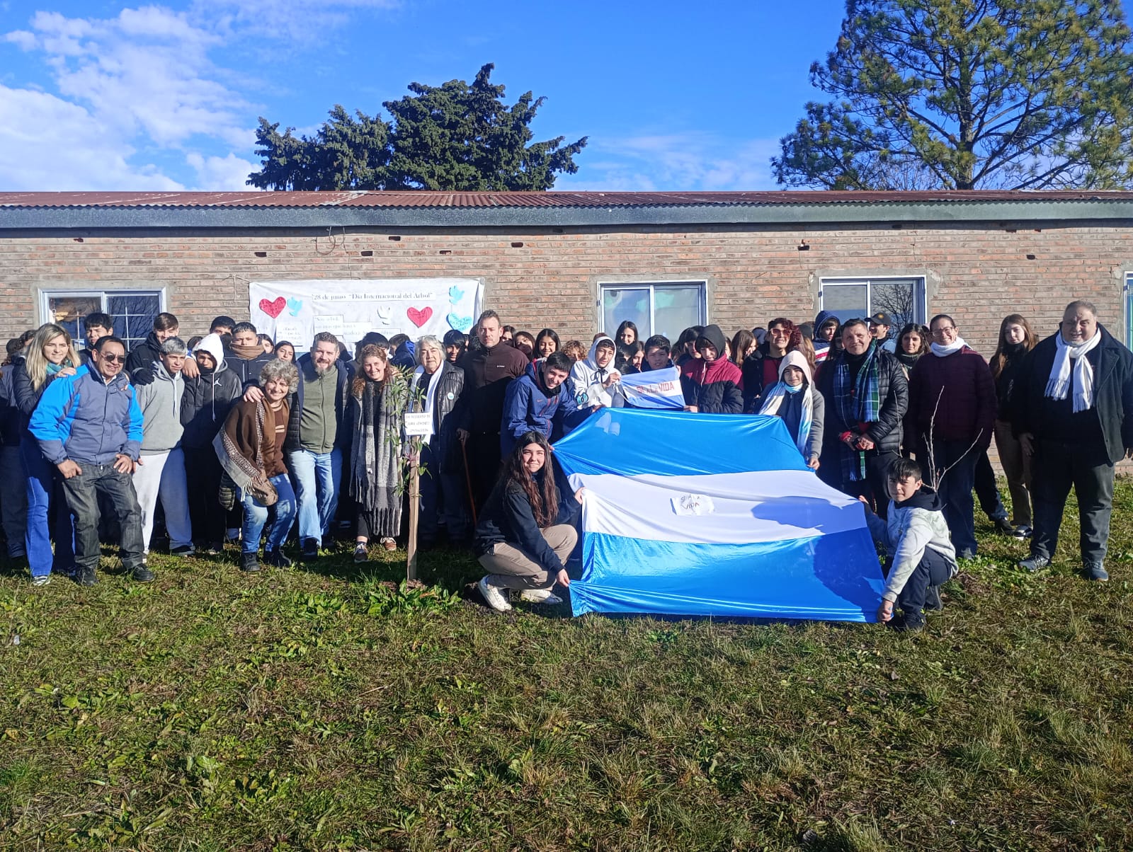 Imagen de noticia Alumnos de la Escuela Piacenza celebraron el Día Internacional del Árbol con un homenaje a Juan Veronesi