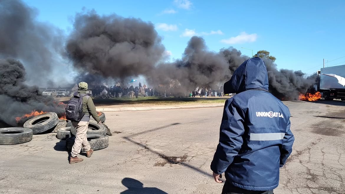 Imagen de noticia Con quema de cubiertas, trabajadores de Unionbat profundizaron el reclamo por los 101 despidos