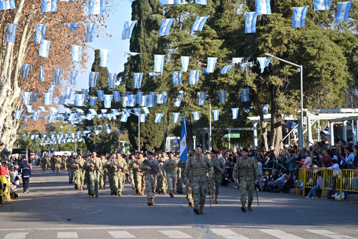 Imagen de noticia La Brigada Blanca deslumbró en un multitudinario desfile patrio sobre la Costanera