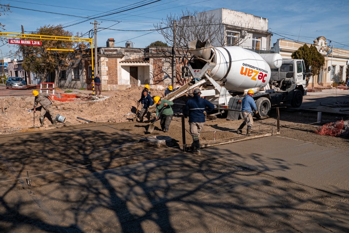 Imagen de noticia Renuevan un tramo de la red cloacal en Del Valle como parte de la reconstrucción de la esquina con Constitución