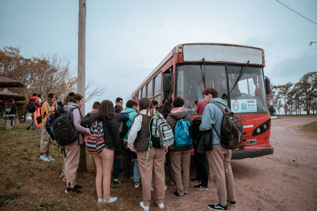Ordenan extender el recorrido del transporte escolar rural para garantizar el acceso a clases de cuatro niños
