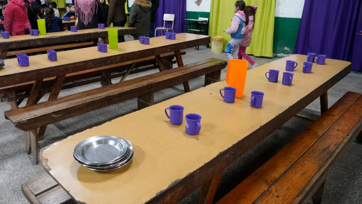 Imagen de noticia Siete galletitas, una porción de budín y leche en polvo: el desayuno escolar quedará en manos de una empresa cuestionada