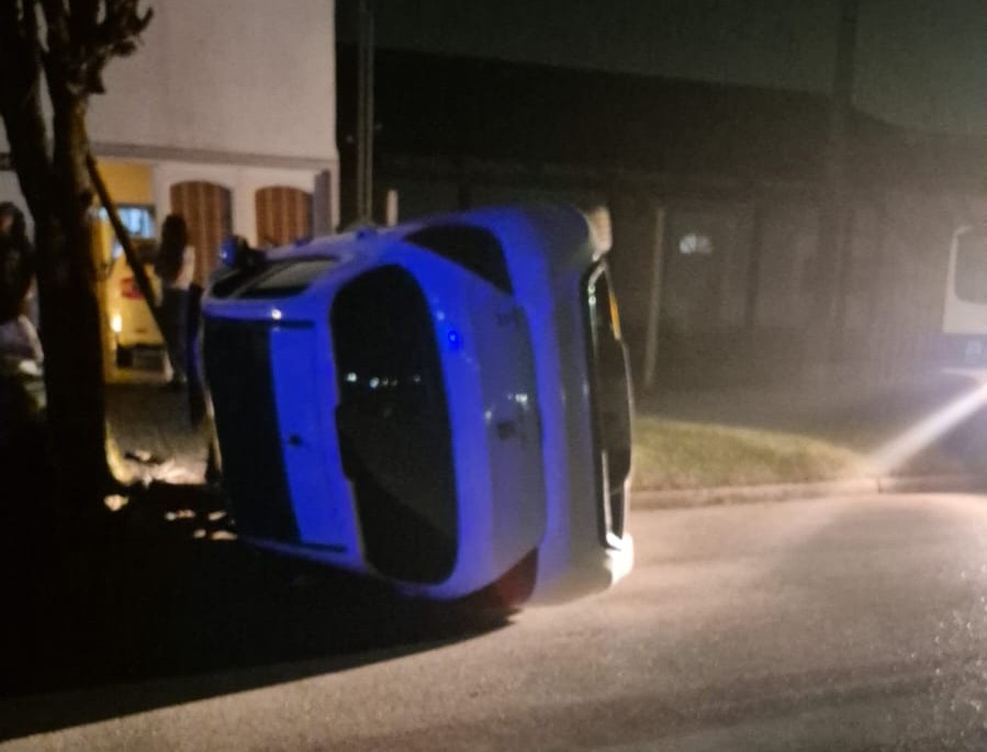 Imagen de noticia Chocó varios autos, intentó escapar, volcó y terminó detenido con alcoholemia positiva