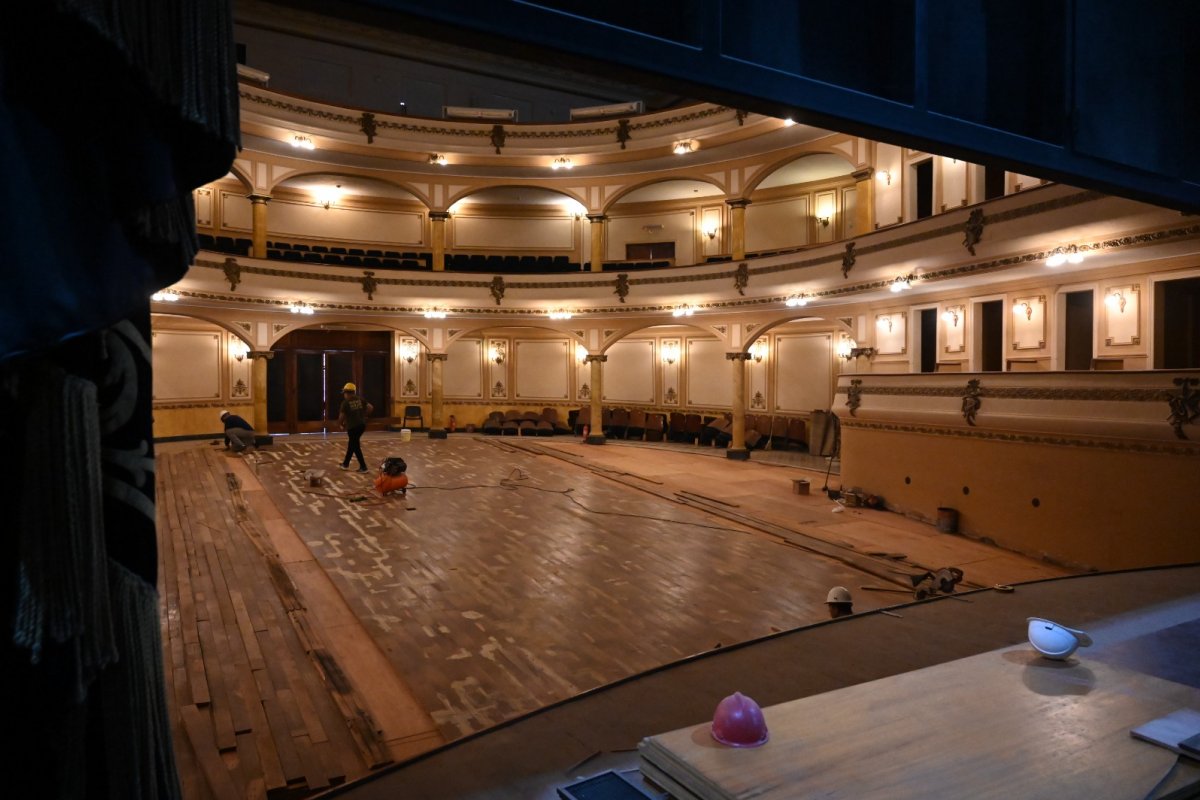 Imagen de noticia Comenzó la colocación del piso histórico en el Teatro Gualeguaychú y avanza su restauración