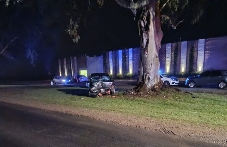 Imagen de noticia Un joven resultó herido tras despistar e impactar contra un árbol en Urdinarrain