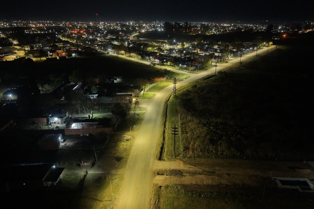 Imagen de noticia Instalaron 40 columnas LED en Calle de las Tropas y completaron un nuevo corredor iluminado