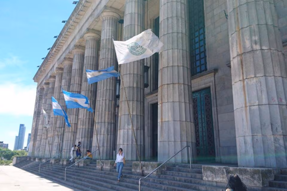 La Libertad Avanza propone cobrar salud y universidades provinciales a extranjeros sin residencia permanente