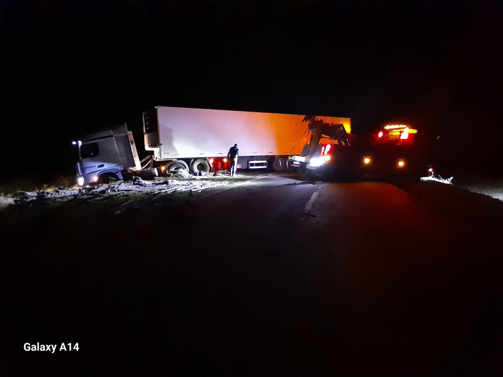 Imagen de noticia Un camión despistó sobre la Ruta 20 y el tránsito permaneció totalmente interrumpido