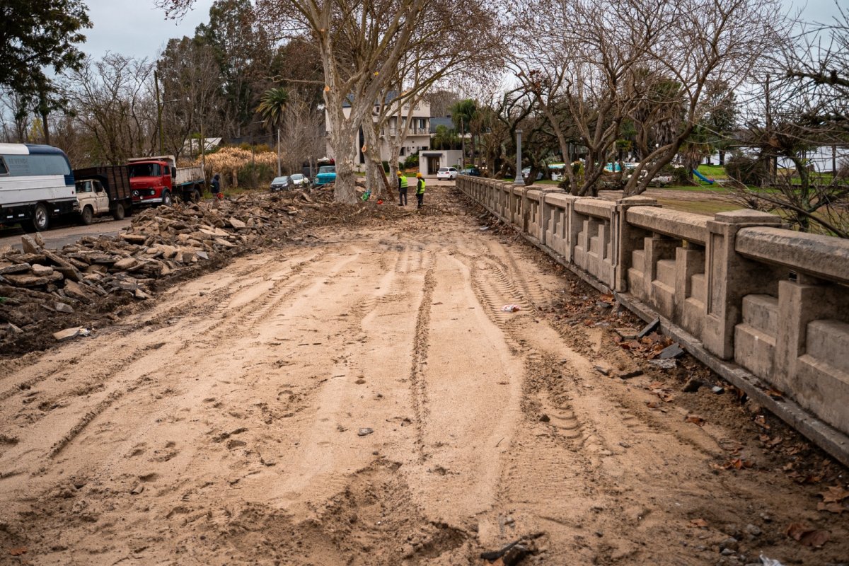 Imagen de noticia Avanza la reconstrucción de la última vereda pendiente sobre la Costanera