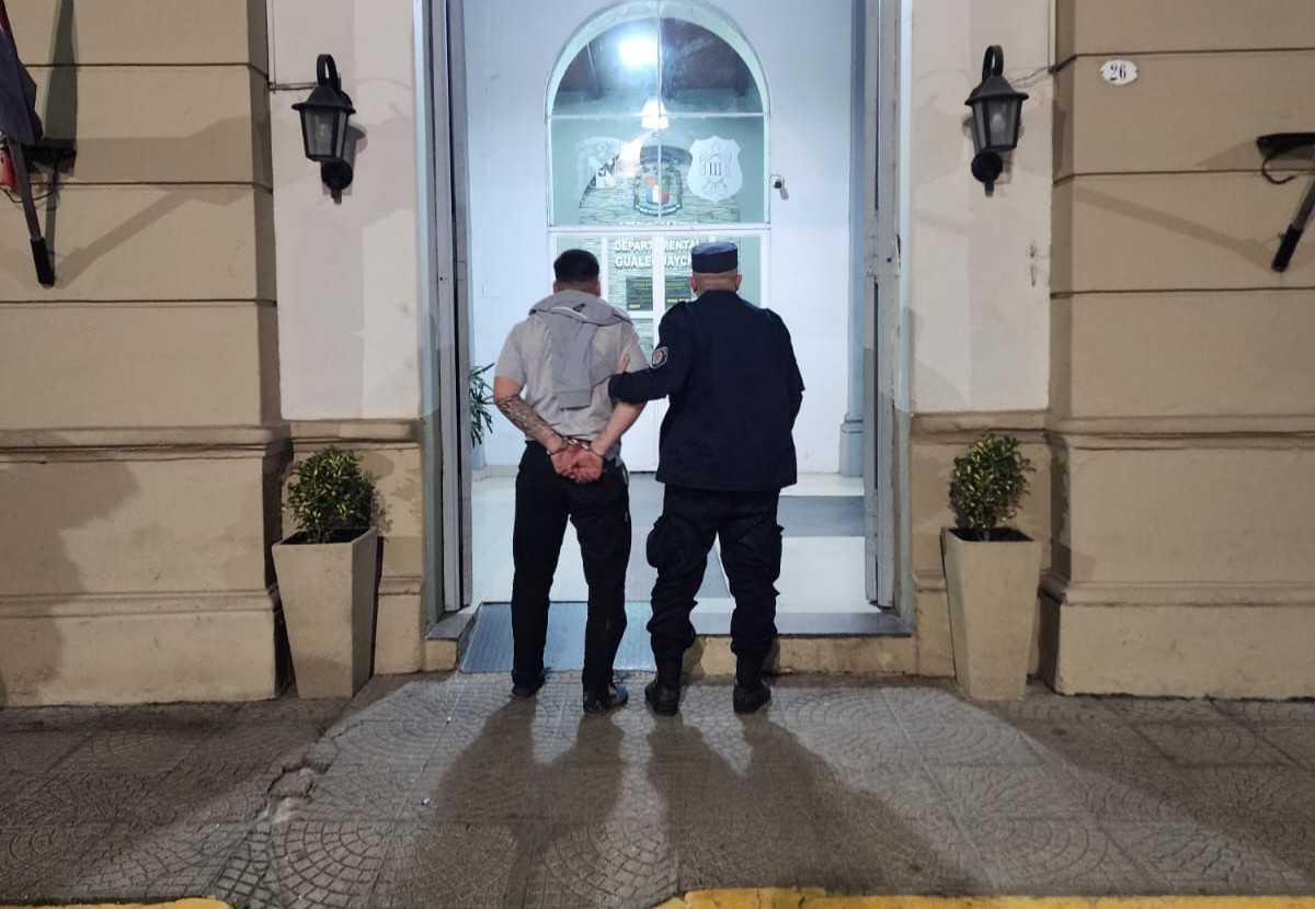 Detuvieron a un joven acusado de golpear a un hombre durante una pelea en un bar