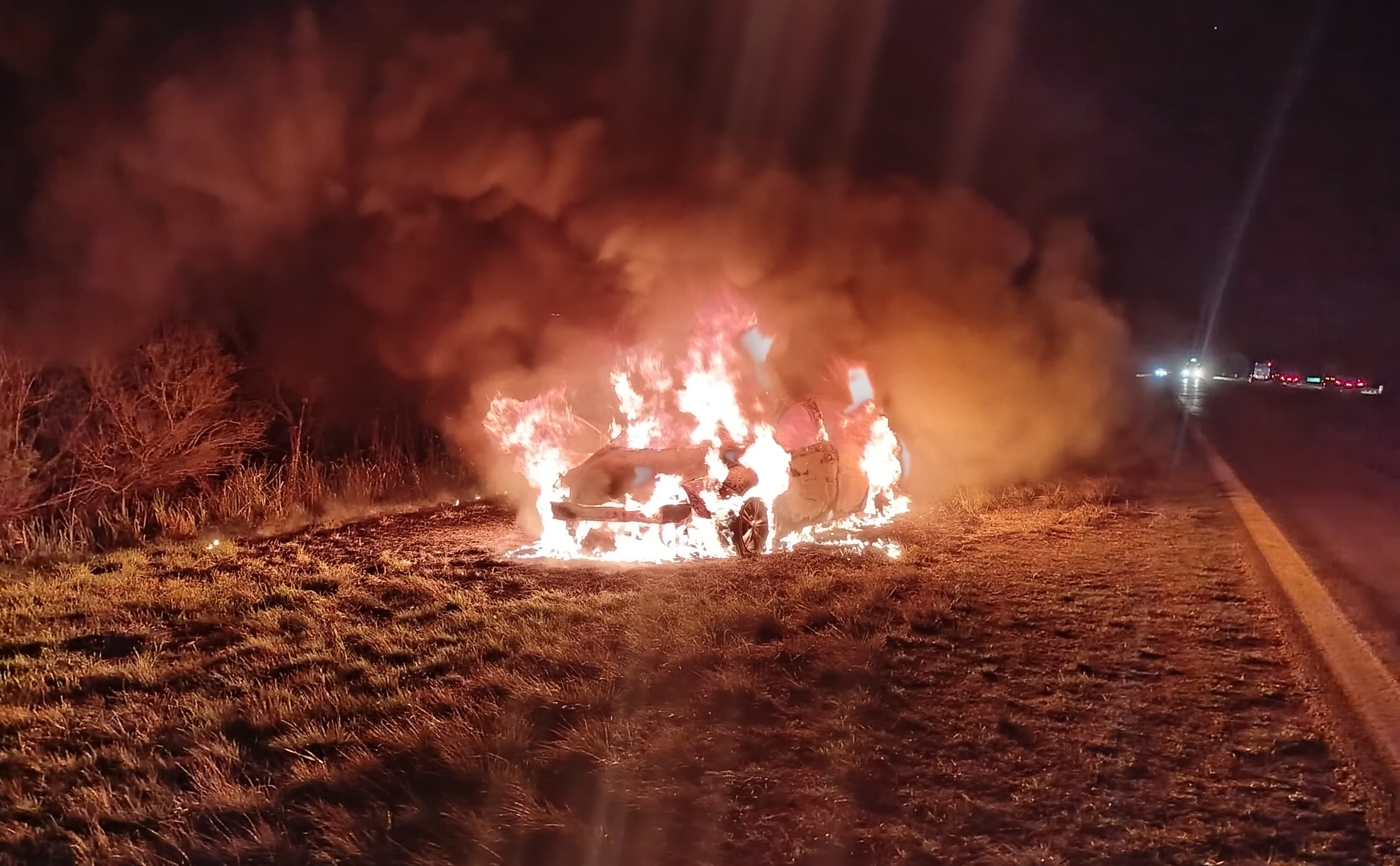 Imagen de noticia Un auto se incendió por completo sobre la Autovía 12 y las pérdidas fueron totales