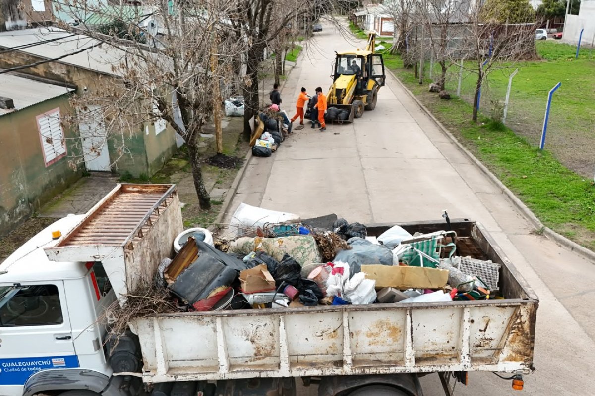 Imagen de noticia Descacharrización en el Barrio Obrero: Higiene Urbana cargó cinco camiones con residuos