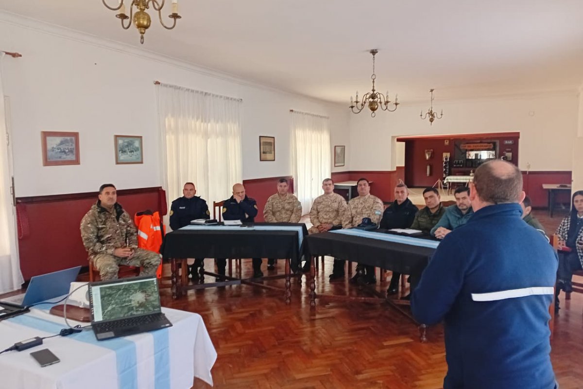 El Gobierno y las fuerzas coordinaron acciones preventivas ante una eventual crecida del río Gualeguaychú