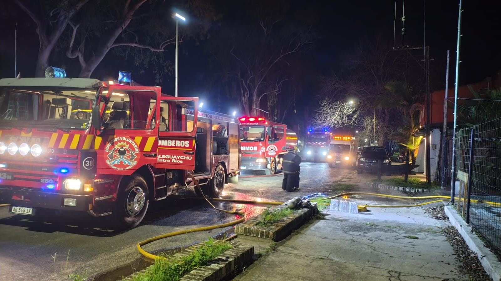 Imagen de noticia Se incendió una embarcación en Playa Papaya y un hombre de 78 años sufrió graves quemaduras