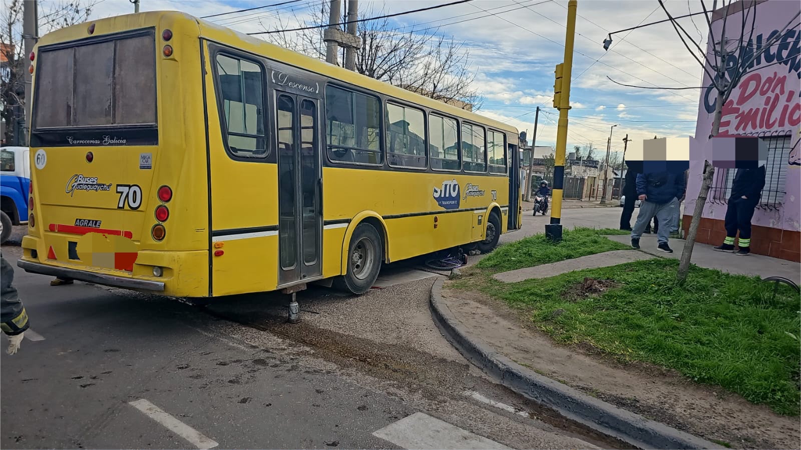 Imagen de noticia Una ciclista sufrió una fractura expuesta tras quedar atrapada bajo un colectivo
