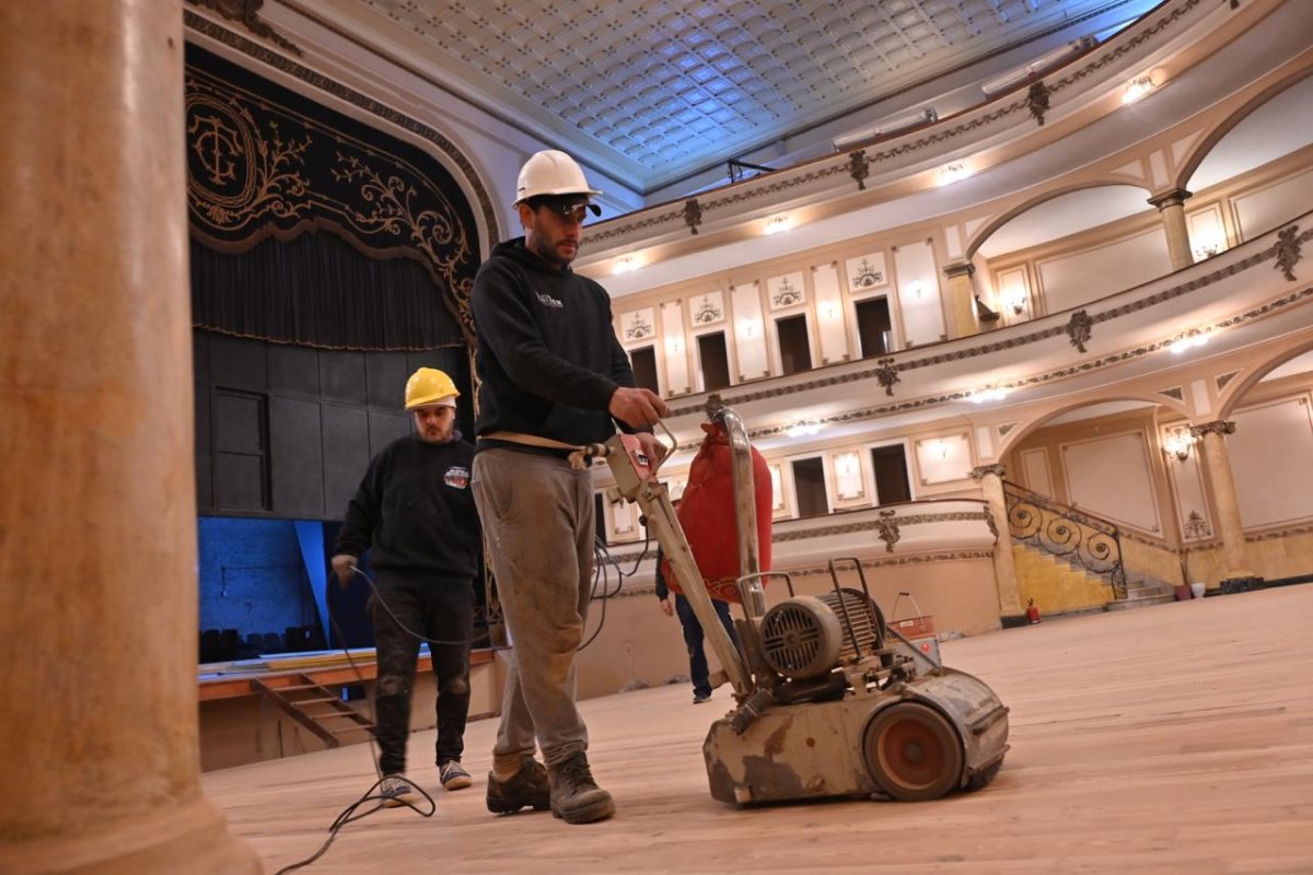 Imagen de noticia Finalizó la reconstrucción del piso de pinotea en el Teatro Gualeguaychú