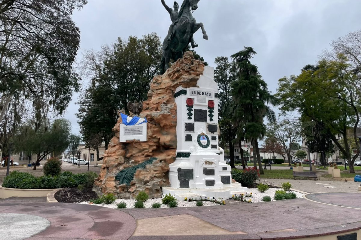 Imagen de noticia Gualeguaychú conmemora a San Martín con la plantación de un nuevo retoño del Pino de San Lorenzo