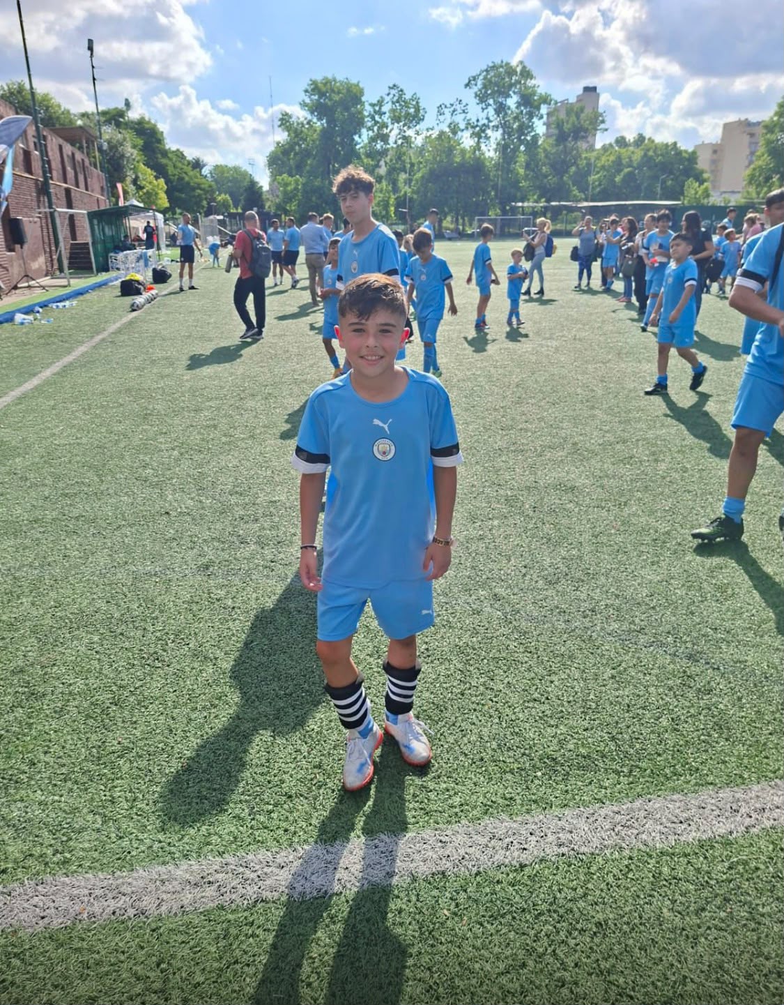 Tiene 11 años, juega en Juventud Unida y fue seleccionado para viajar a Manchester