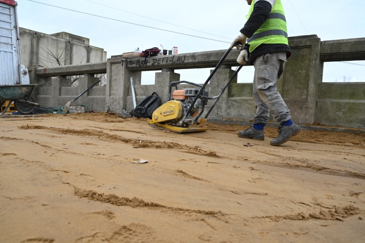 Imagen de noticia Reconstrucción de las veredas de Costanera: comenzó la recolocación de los adoquines en el último tramo