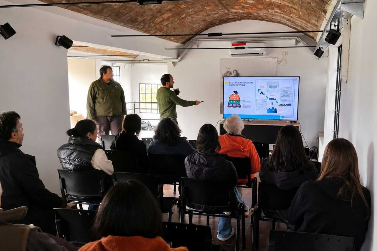 Imagen de noticia Se dictó un taller de compostaje domiciliario en La Delfina