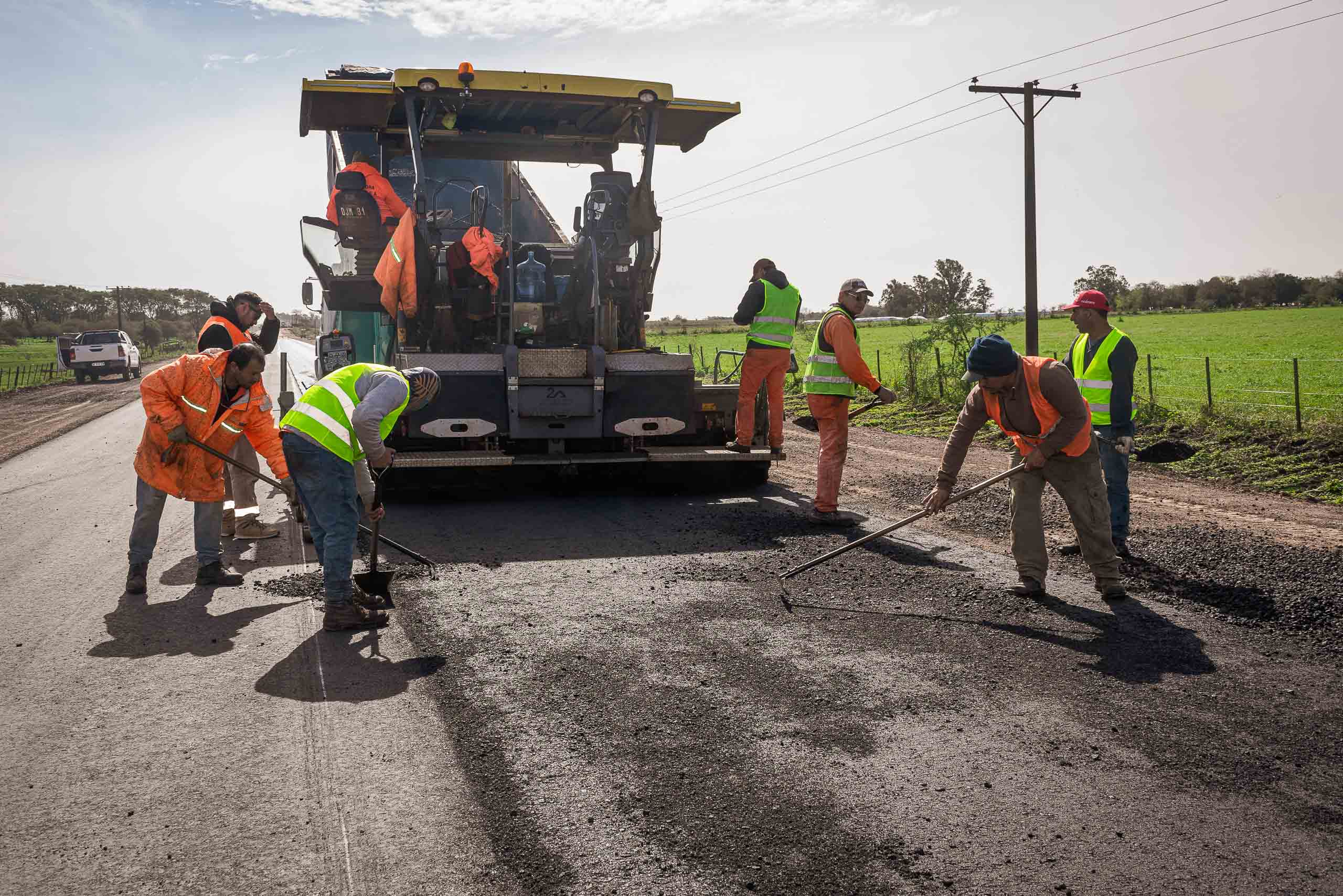 Imagen de noticia Continúa el asfaltado de la Ruta Provincial Nº 23 entre los departamentos Uruguay y Colón