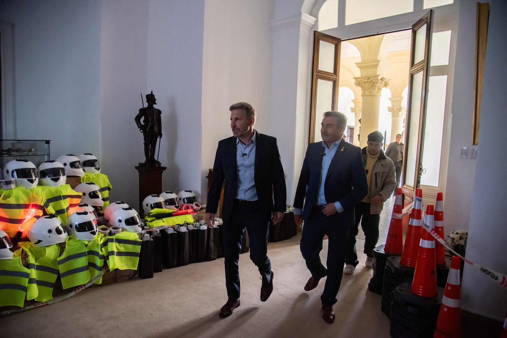 Imagen de noticia Frigerio entregó aportes y equipamiento para fortalecer la seguridad en 44 municipios y comunas